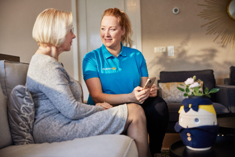 Uitleg aan cliënt zorgtechnologie thuiszorg.