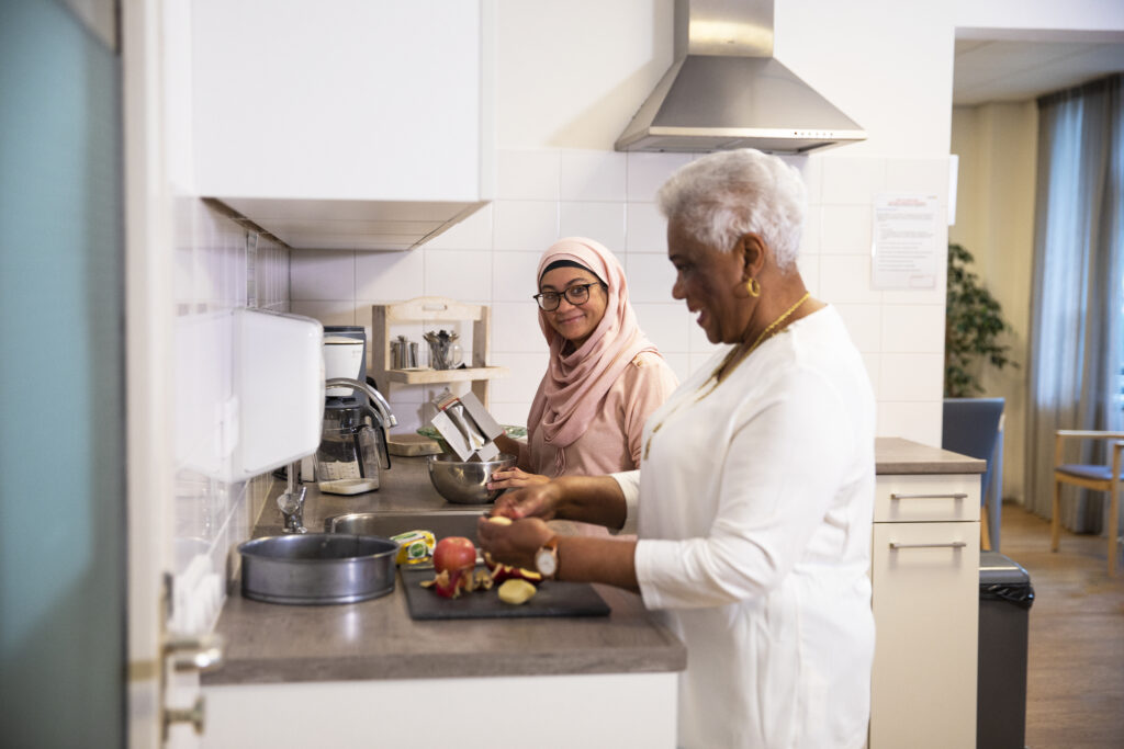 Kokende vrouwen in de dagbesteding bij Evean.