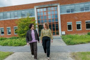 Twee collega's die kantoorpand uitlopen