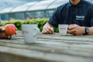 Koffiepauze buiten met koffie en appel